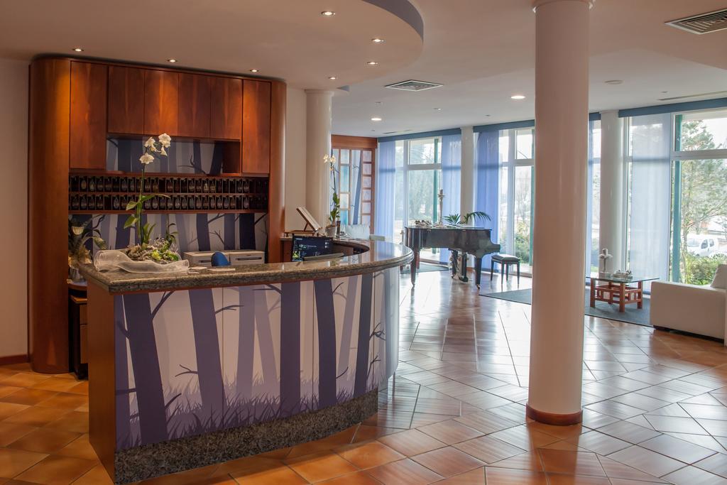Roero Park Hotel Sommariva Perno Exterior photo